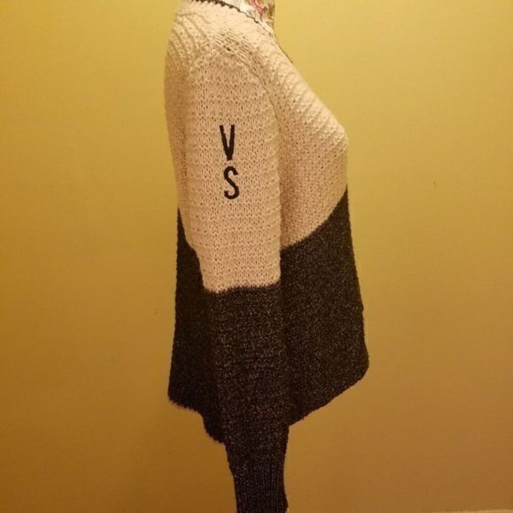 3‎ for $18 Victoria's Secret Sweater Cream and Black Size M